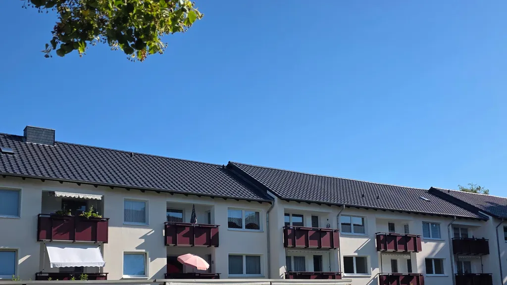 Mehrfamilienhaus mit neuer, gleichmäßiger Eindeckung über mehrere Hauseingänge