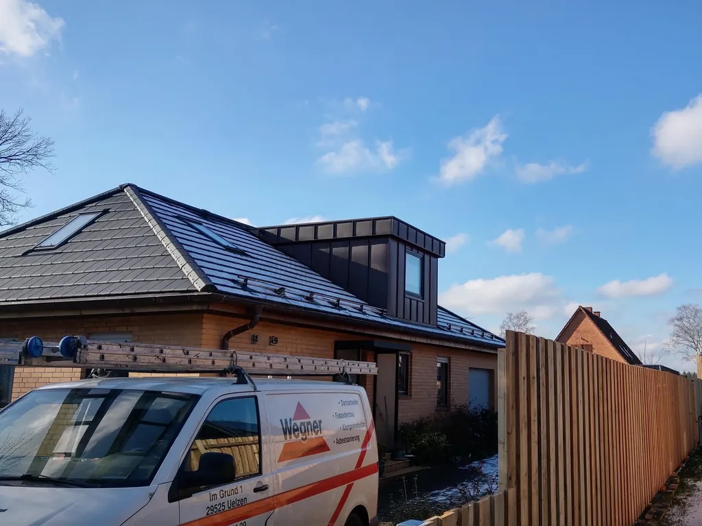 Bungalow mit neuem Walmdach und durchgehender Gaube in Stehfalz